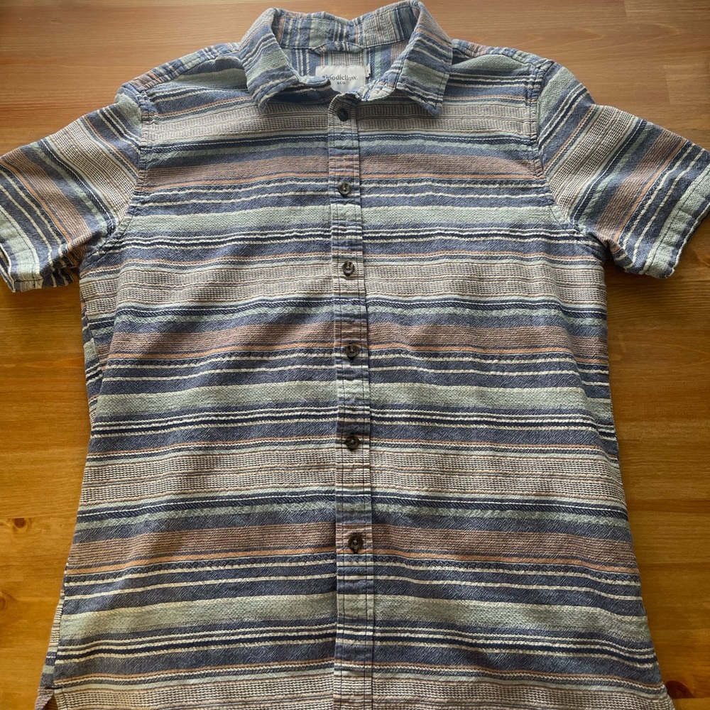 Short sleeve shirt standard fit size medium
